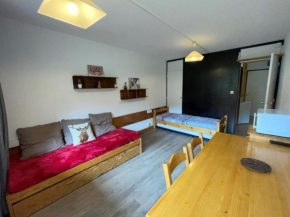 Studio lumineux avec balcon et accès direct aux pistes, casier à skis - FR-1-181-2650